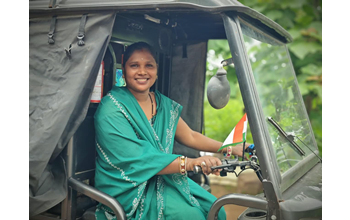 रायपुर : दीदी ई-रिक्शा सहायता योजना से सेवती और अंजू बनीं आत्मनिर्भर… रायपुर : दीदी ई-रिक्शा सहायता योजना से सेवती और अंजू बनीं आत्मनिर्भर…